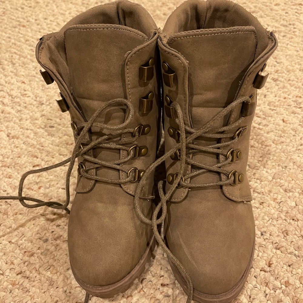 A gray pair of boots in size 5.5